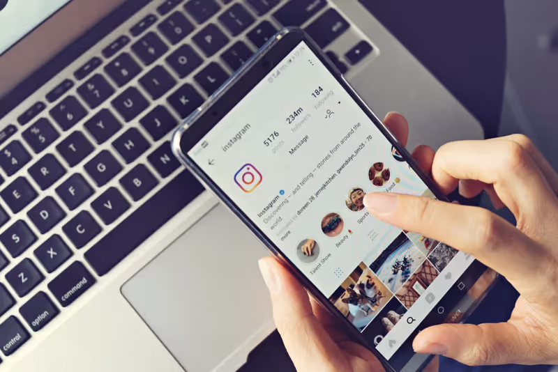 Instagram öne çıkanlar özelliğini gösteren akıllı telefon ekranı